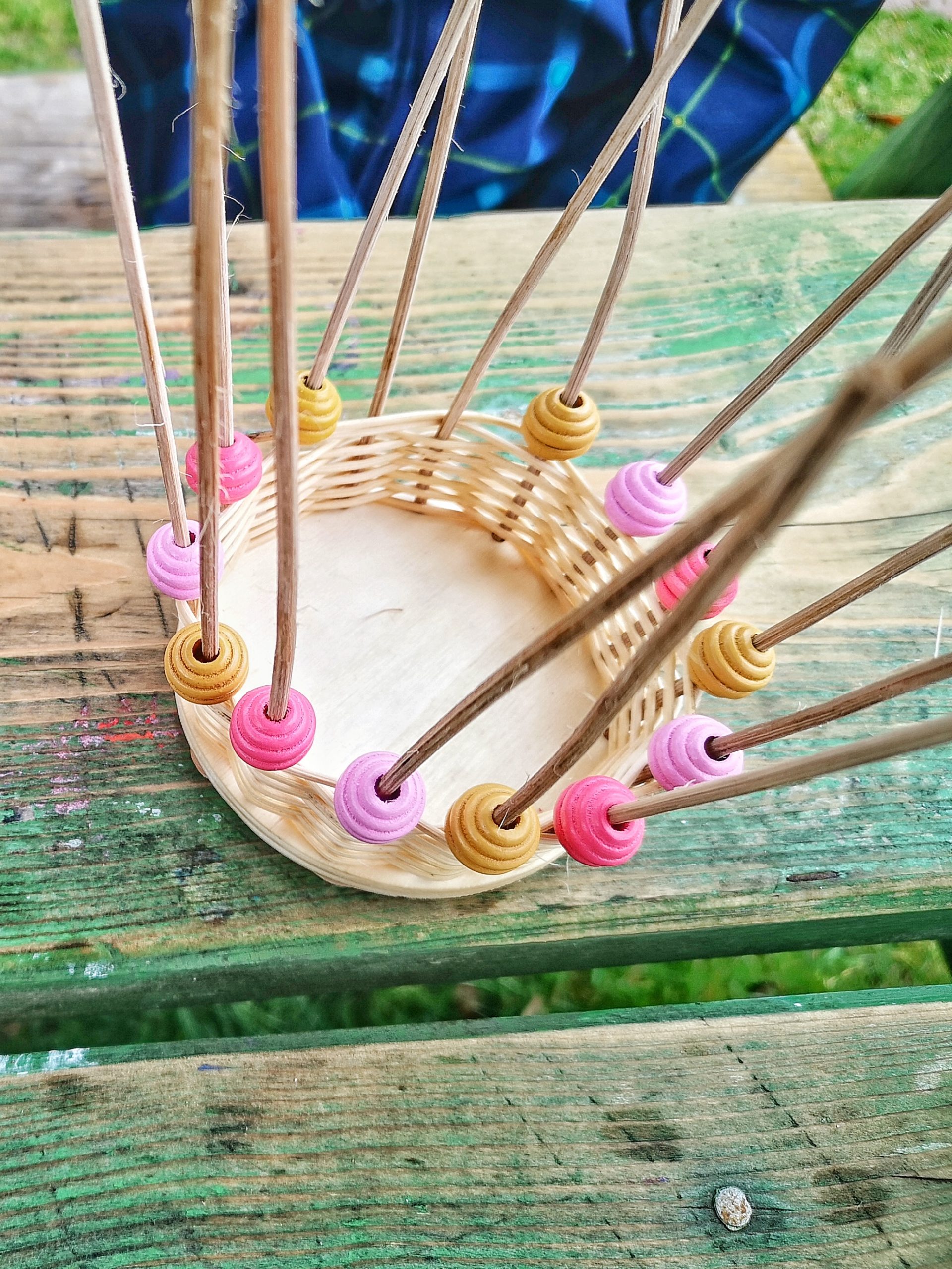 Korbflechten-Fiber im Regen am 31.03.23 im “Grünen Eck”