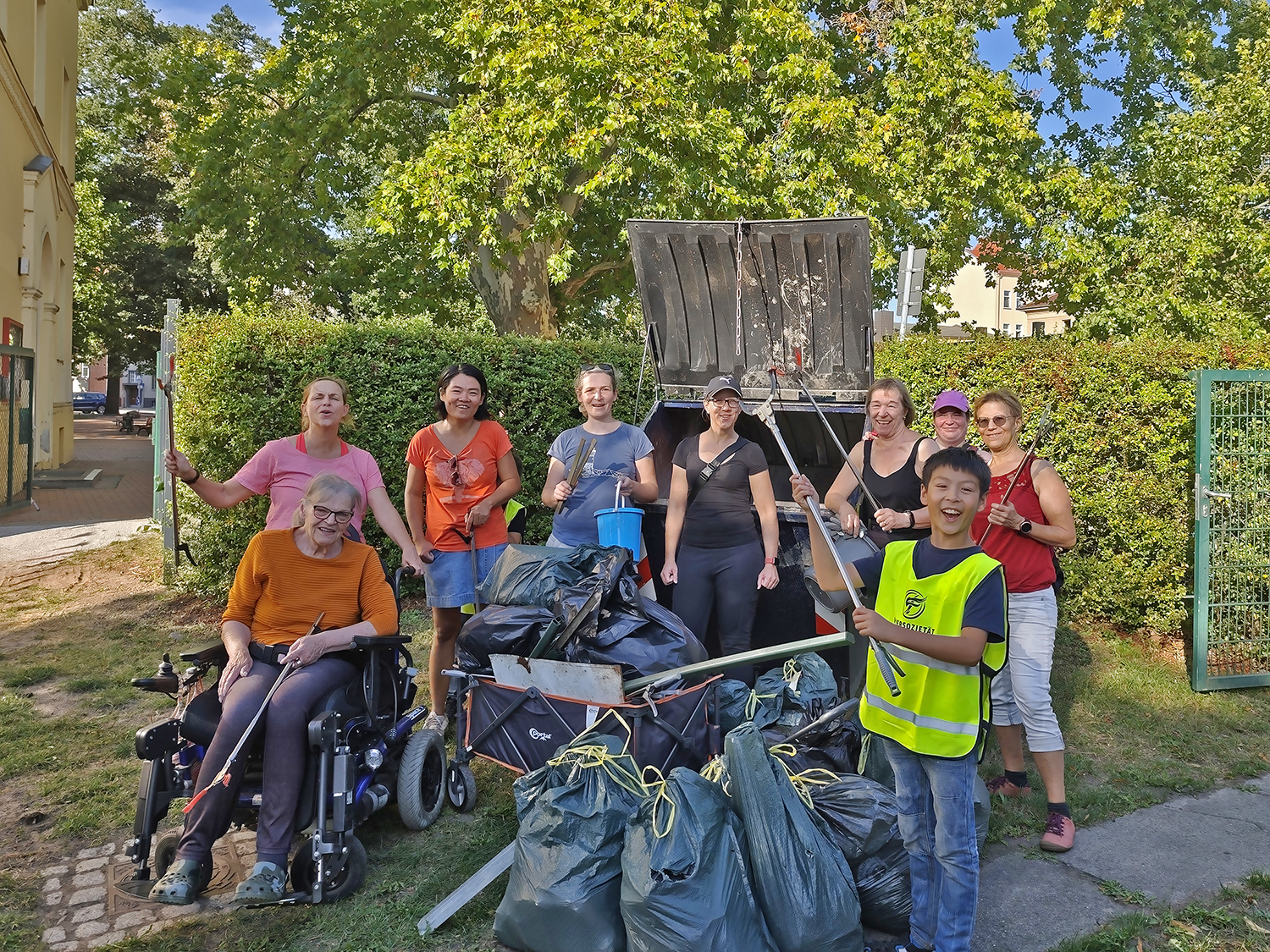 Schüler:innen, Kitakinder und Freiwillige aus Nauen beteiligen sich am „World Cleanup Day goes Nauen“
